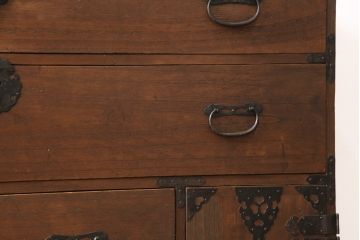 2段重ね桐箪笥をローボードとチェストにリメイク!上段の引き戸はクリアガラスをはめ込み、引手を交換。いずれも天板を補強と、鉄脚の取り付け。オーク系に着色して蜜蝋ワックス仕上げに。