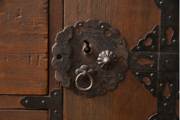 2段重ね桐箪笥をローボードとチェストにリメイク!上段の引き戸はクリアガラスをはめ込み、引手を交換。いずれも天板を補強と、鉄脚の取り付け。オーク系に着色して蜜蝋ワックス仕上げに。