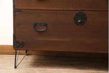 2段重ね桐箪笥をローボードとチェストにリメイク!上段の引き戸はクリアガラスをはめ込み、引手を交換。いずれも天板を補強と、鉄脚の取り付け。オーク系に着色して蜜蝋ワックス仕上げに。