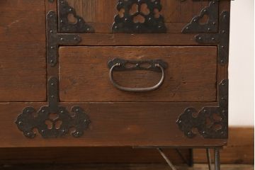 2段重ね桐箪笥をローボードとチェストにリメイク!上段の引き戸はクリアガラスをはめ込み、引手を交換。いずれも天板を補強と、鉄脚の取り付け。オーク系に着色して蜜蝋ワックス仕上げに。