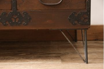 2段重ね桐箪笥をローボードとチェストにリメイク!上段の引き戸はクリアガラスをはめ込み、引手を交換。いずれも天板を補強と、鉄脚の取り付け。オーク系に着色して蜜蝋ワックス仕上げに。