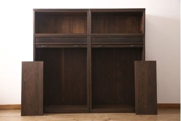 箪笥を2つの収納棚にリメイク!上下段ともに中央から半分に分け、奥行きを狭くリサイズ。引き戸にクリアガラスをはめ込み、蛇腹部分には取っ手を取り付け。背面に固定金具を取り付け。