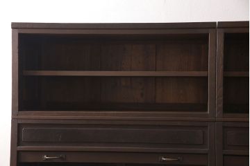 箪笥を2つの収納棚にリメイク!上下段ともに中央から半分に分け、奥行きを狭くリサイズ。引き戸にクリアガラスをはめ込み、蛇腹部分には取っ手を取り付け。背面に固定金具を取り付け。