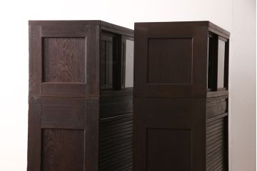 箪笥を2つの収納棚にリメイク!上下段ともに中央から半分に分け、奥行きを狭くリサイズ。引き戸にクリアガラスをはめ込み、蛇腹部分には取っ手を取り付け。背面に固定金具を取り付け。