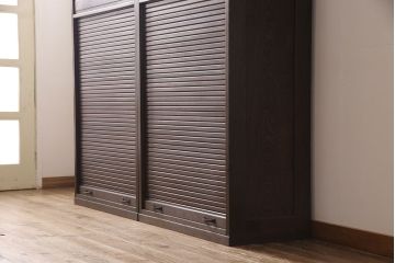 箪笥を2つの収納棚にリメイク!上下段ともに中央から半分に分け、奥行きを狭くリサイズ。引き戸にクリアガラスをはめ込み、蛇腹部分には取っ手を取り付け。背面に固定金具を取り付け。
