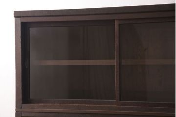 箪笥を2つの収納棚にリメイク!上下段ともに中央から半分に分け、奥行きを狭くリサイズ。引き戸にクリアガラスをはめ込み、蛇腹部分には取っ手を取り付け。背面に固定金具を取り付け。