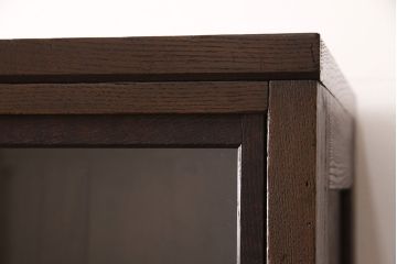 箪笥を2つの収納棚にリメイク!上下段ともに中央から半分に分け、奥行きを狭くリサイズ。引き戸にクリアガラスをはめ込み、蛇腹部分には取っ手を取り付け。背面に固定金具を取り付け。