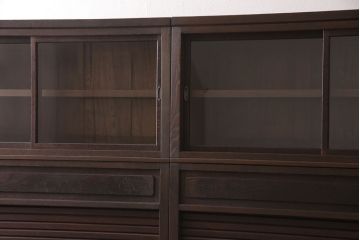 箪笥を2つの収納棚にリメイク!上下段ともに中央から半分に分け、奥行きを狭くリサイズ。引き戸にクリアガラスをはめ込み、蛇腹部分には取っ手を取り付け。背面に固定金具を取り付け。