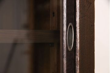 箪笥を2つの収納棚にリメイク!上下段ともに中央から半分に分け、奥行きを狭くリサイズ。引き戸にクリアガラスをはめ込み、蛇腹部分には取っ手を取り付け。背面に固定金具を取り付け。