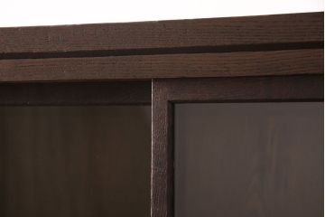 箪笥を2つの収納棚にリメイク!上下段ともに中央から半分に分け、奥行きを狭くリサイズ。引き戸にクリアガラスをはめ込み、蛇腹部分には取っ手を取り付け。背面に固定金具を取り付け。