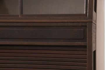 箪笥を2つの収納棚にリメイク!上下段ともに中央から半分に分け、奥行きを狭くリサイズ。引き戸にクリアガラスをはめ込み、蛇腹部分には取っ手を取り付け。背面に固定金具を取り付け。