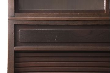 箪笥を2つの収納棚にリメイク!上下段ともに中央から半分に分け、奥行きを狭くリサイズ。引き戸にクリアガラスをはめ込み、蛇腹部分には取っ手を取り付け。背面に固定金具を取り付け。