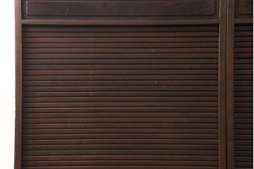 箪笥を2つの収納棚にリメイク!上下段ともに中央から半分に分け、奥行きを狭くリサイズ。引き戸にクリアガラスをはめ込み、蛇腹部分には取っ手を取り付け。背面に固定金具を取り付け。