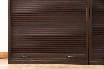 箪笥を2つの収納棚にリメイク!上下段ともに中央から半分に分け、奥行きを狭くリサイズ。引き戸にクリアガラスをはめ込み、蛇腹部分には取っ手を取り付け。背面に固定金具を取り付け。