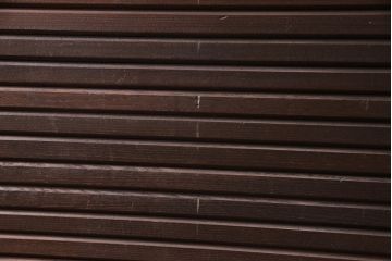 箪笥を2つの収納棚にリメイク!上下段ともに中央から半分に分け、奥行きを狭くリサイズ。引き戸にクリアガラスをはめ込み、蛇腹部分には取っ手を取り付け。背面に固定金具を取り付け。