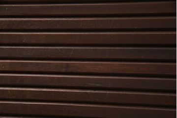 箪笥を2つの収納棚にリメイク!上下段ともに中央から半分に分け、奥行きを狭くリサイズ。引き戸にクリアガラスをはめ込み、蛇腹部分には取っ手を取り付け。背面に固定金具を取り付け。