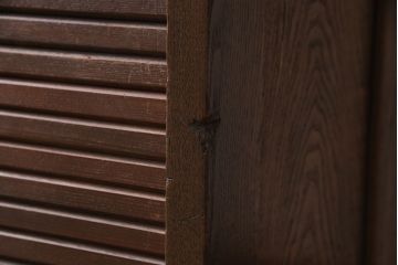 箪笥を2つの収納棚にリメイク!上下段ともに中央から半分に分け、奥行きを狭くリサイズ。引き戸にクリアガラスをはめ込み、蛇腹部分には取っ手を取り付け。背面に固定金具を取り付け。