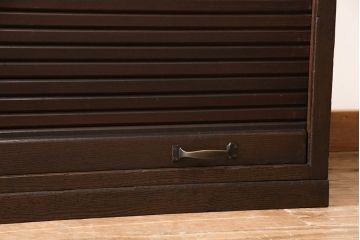 箪笥を2つの収納棚にリメイク!上下段ともに中央から半分に分け、奥行きを狭くリサイズ。引き戸にクリアガラスをはめ込み、蛇腹部分には取っ手を取り付け。背面に固定金具を取り付け。