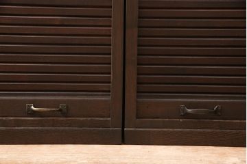 箪笥を2つの収納棚にリメイク!上下段ともに中央から半分に分け、奥行きを狭くリサイズ。引き戸にクリアガラスをはめ込み、蛇腹部分には取っ手を取り付け。背面に固定金具を取り付け。
