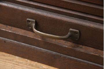 箪笥を2つの収納棚にリメイク!上下段ともに中央から半分に分け、奥行きを狭くリサイズ。引き戸にクリアガラスをはめ込み、蛇腹部分には取っ手を取り付け。背面に固定金具を取り付け。