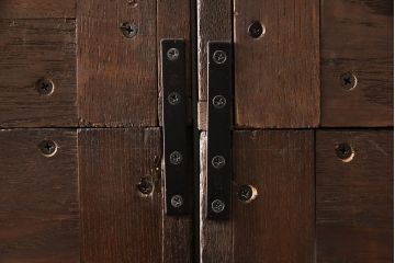 箪笥を2つの収納棚にリメイク!上下段ともに中央から半分に分け、奥行きを狭くリサイズ。引き戸にクリアガラスをはめ込み、蛇腹部分には取っ手を取り付け。背面に固定金具を取り付け。