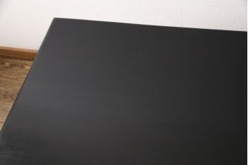 テーブルを綺麗に再生!高品質リペアを施し、天板のひび割れ部分はパテ埋め。本体の色味に合わせて着色仕上げ。