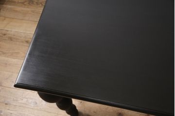 テーブルを綺麗に再生!高品質リペアを施し、天板のひび割れ部分はパテ埋め。本体の色味に合わせて着色仕上げ。