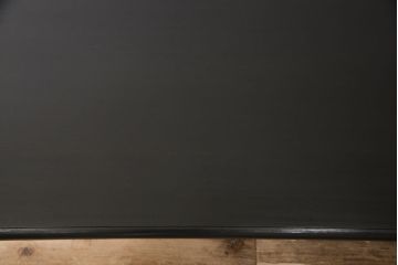 テーブルを綺麗に再生!高品質リペアを施し、天板のひび割れ部分はパテ埋め。本体の色味に合わせて着色仕上げ。