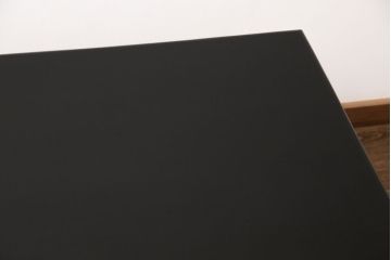 テーブルを綺麗に再生!高品質リペアを施し、天板のひび割れ部分はパテ埋め。本体の色味に合わせて着色仕上げ。
