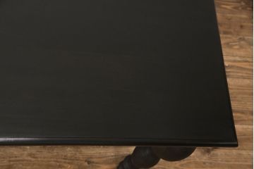 テーブルを綺麗に再生!高品質リペアを施し、天板のひび割れ部分はパテ埋め。本体の色味に合わせて着色仕上げ。