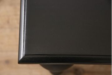 テーブルを綺麗に再生!高品質リペアを施し、天板のひび割れ部分はパテ埋め。本体の色味に合わせて着色仕上げ。