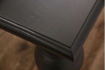 テーブルを綺麗に再生!高品質リペアを施し、天板のひび割れ部分はパテ埋め。本体の色味に合わせて着色仕上げ。