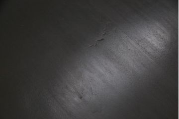 テーブルを綺麗に再生!高品質リペアを施し、天板のひび割れ部分はパテ埋め。本体の色味に合わせて着色仕上げ。