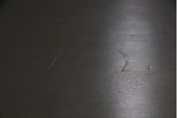 テーブルを綺麗に再生!高品質リペアを施し、天板のひび割れ部分はパテ埋め。本体の色味に合わせて着色仕上げ。