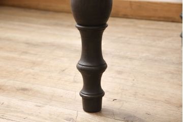 テーブルを綺麗に再生!高品質リペアを施し、天板のひび割れ部分はパテ埋め。本体の色味に合わせて着色仕上げ。