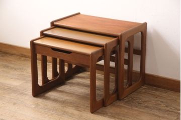ネストテーブルを綺麗に再生!高品質リペアを施し、割れた天板は新材に取り換えて補強。輪染みなどは目立たなく調整したうえで、元の色味に合わせて着色仕上げ。