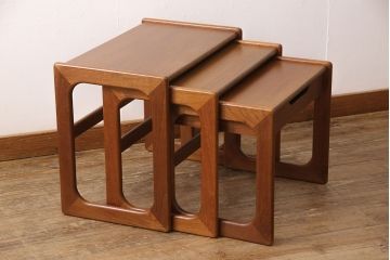 ネストテーブルを綺麗に再生!高品質リペアを施し、割れた天板は新材に取り換えて補強。輪染みなどは目立たなく調整したうえで、元の色味に合わせて着色仕上げ。
