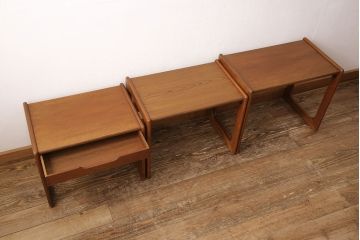 ネストテーブルを綺麗に再生!高品質リペアを施し、割れた天板は新材に取り換えて補強。輪染みなどは目立たなく調整したうえで、元の色味に合わせて着色仕上げ。