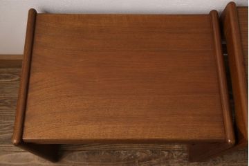 ネストテーブルを綺麗に再生!高品質リペアを施し、割れた天板は新材に取り換えて補強。輪染みなどは目立たなく調整したうえで、元の色味に合わせて着色仕上げ。