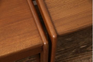 ネストテーブルを綺麗に再生!高品質リペアを施し、割れた天板は新材に取り換えて補強。輪染みなどは目立たなく調整したうえで、元の色味に合わせて着色仕上げ。
