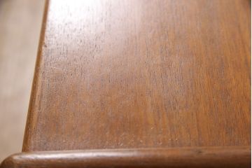 ネストテーブルを綺麗に再生!高品質リペアを施し、割れた天板は新材に取り換えて補強。輪染みなどは目立たなく調整したうえで、元の色味に合わせて着色仕上げ。