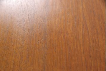 ネストテーブルを綺麗に再生!高品質リペアを施し、割れた天板は新材に取り換えて補強。輪染みなどは目立たなく調整したうえで、元の色味に合わせて着色仕上げ。