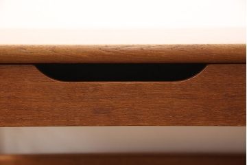 ネストテーブルを綺麗に再生!高品質リペアを施し、割れた天板は新材に取り換えて補強。輪染みなどは目立たなく調整したうえで、元の色味に合わせて着色仕上げ。