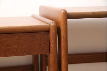 ネストテーブルを綺麗に再生!高品質リペアを施し、割れた天板は新材に取り換えて補強。輪染みなどは目立たなく調整したうえで、元の色味に合わせて着色仕上げ。