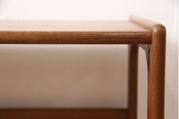 ネストテーブルを綺麗に再生!高品質リペアを施し、割れた天板は新材に取り換えて補強。輪染みなどは目立たなく調整したうえで、元の色味に合わせて着色仕上げ。