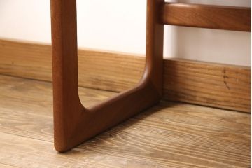 ネストテーブルを綺麗に再生!高品質リペアを施し、割れた天板は新材に取り換えて補強。輪染みなどは目立たなく調整したうえで、元の色味に合わせて着色仕上げ。