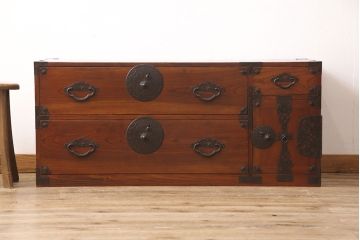 箪笥をローボードにリメイク!天板裏を補強し、側面の出張った金具は撤去。上段引き出しをフラップダウン仕様に変更。