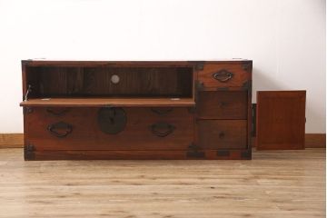 箪笥をローボードにリメイク!天板裏を補強し、側面の出張った金具は撤去。上段引き出しをフラップダウン仕様に変更。