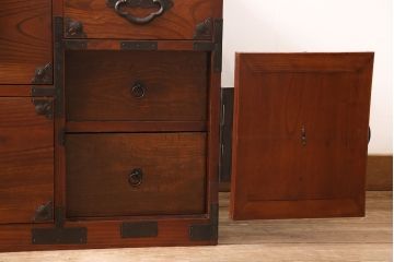 箪笥をローボードにリメイク!天板裏を補強し、側面の出張った金具は撤去。上段引き出しをフラップダウン仕様に変更。