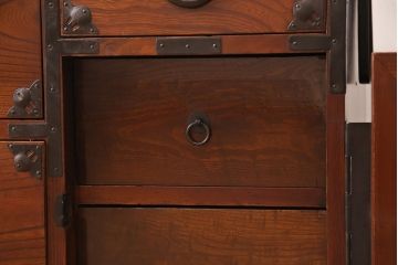 箪笥をローボードにリメイク!天板裏を補強し、側面の出張った金具は撤去。上段引き出しをフラップダウン仕様に変更。
